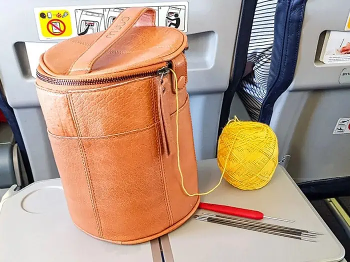Take sewing needles or take scissors on an international flight